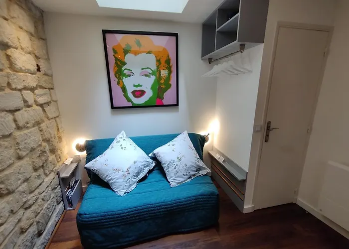 Lovers\' Tiny House Inside Montmartre