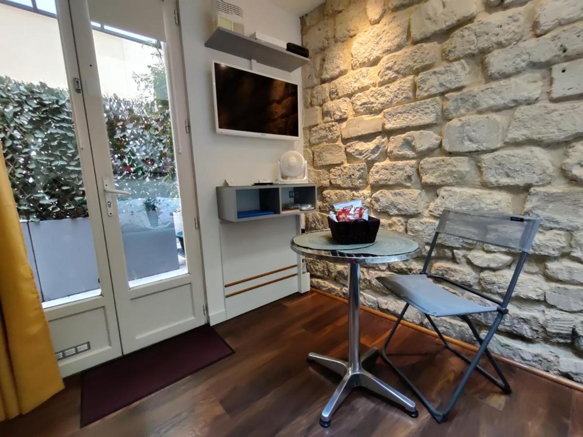 Lovers' Tiny House Inside Montmartre Apartment