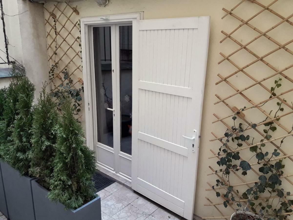 Lovers' Tiny House Inside Montmartre